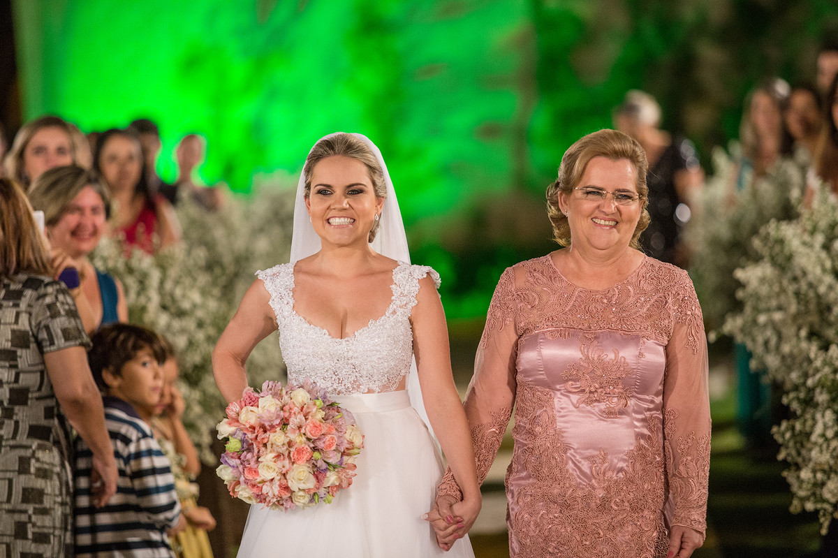 Noiva entrando com a mãe na cerimônia do casamento
