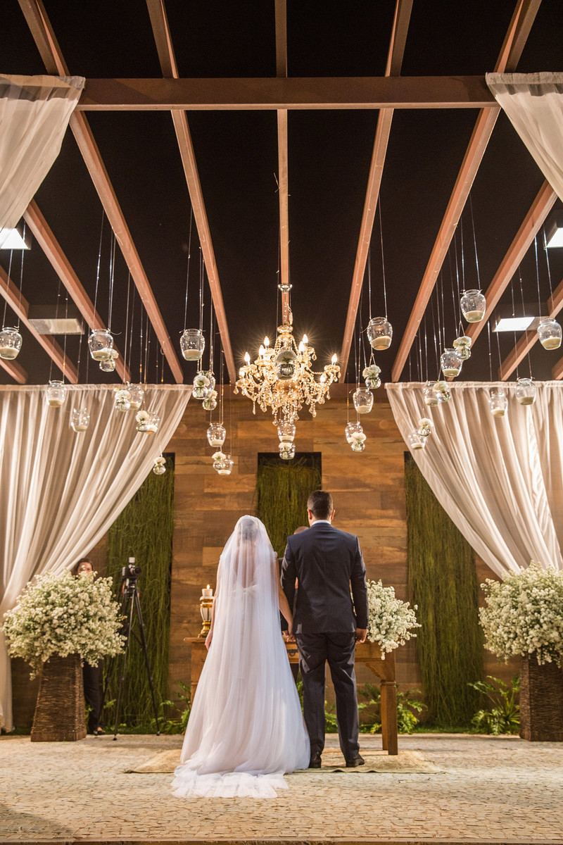 Noivos de costas na cerimônia do casamento