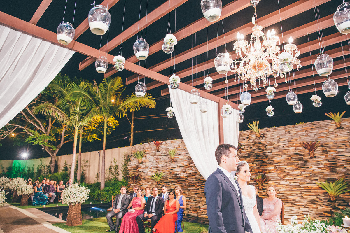 Noivos e padrinhos na cerimônia do casamento