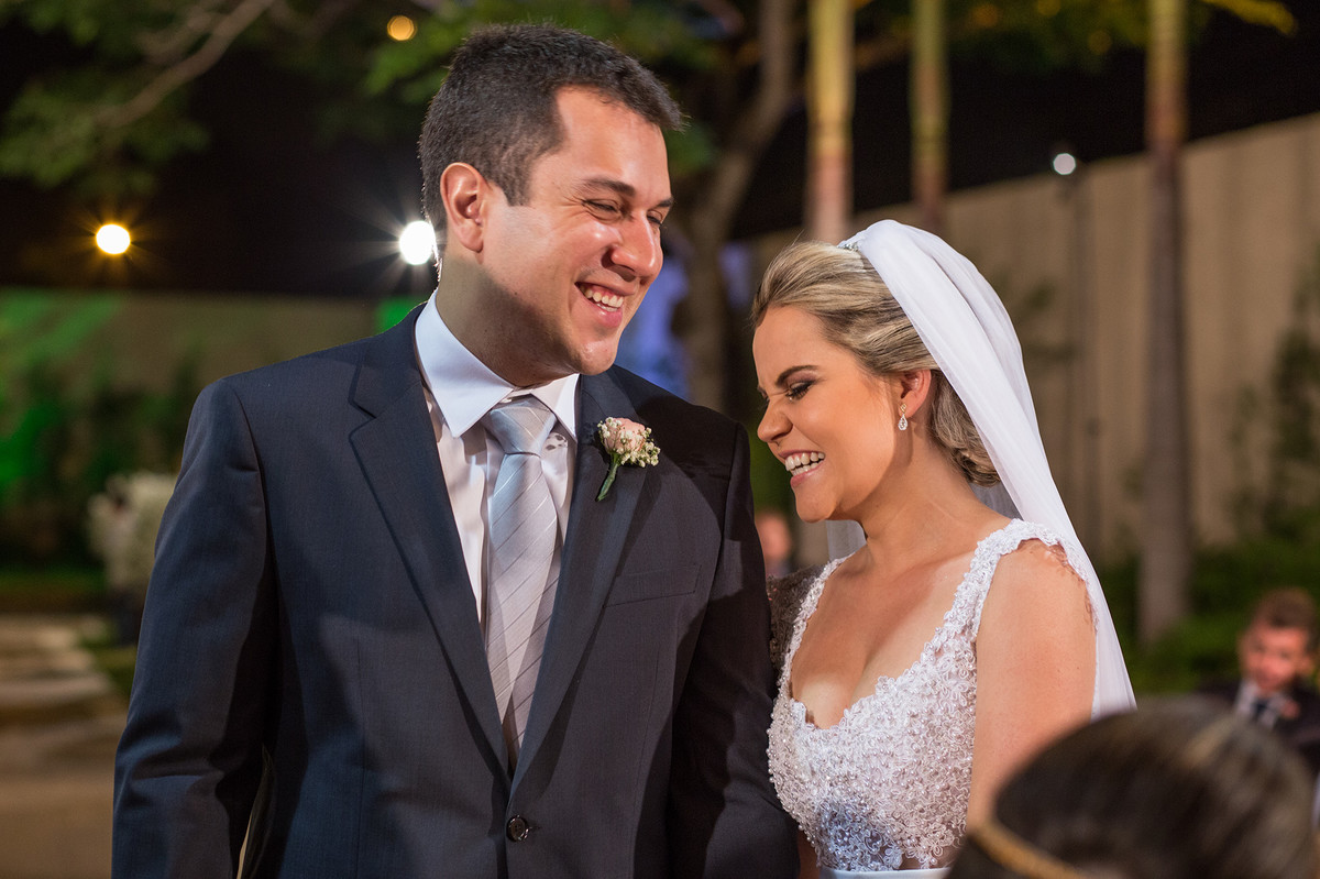Noivos sorrindo na cerimonia do casamento