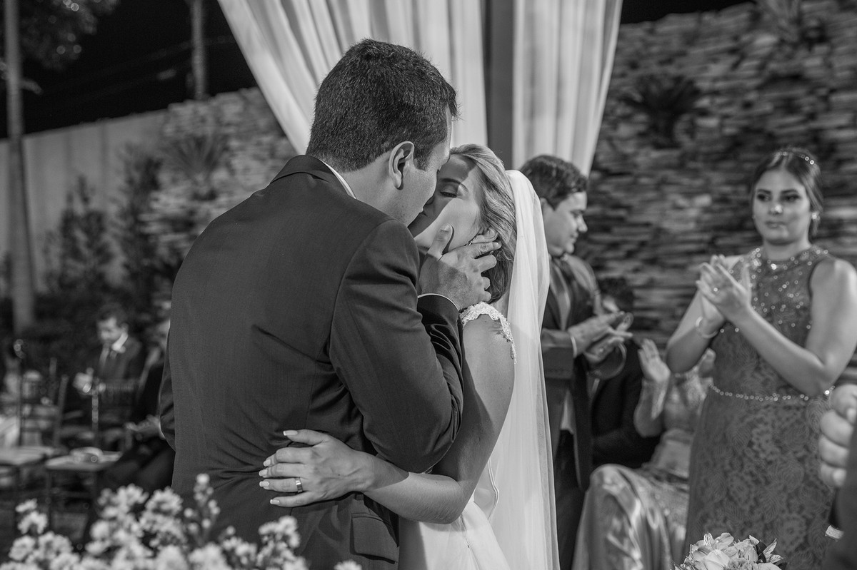 Beijo dos noivos na cerimônia do casamento