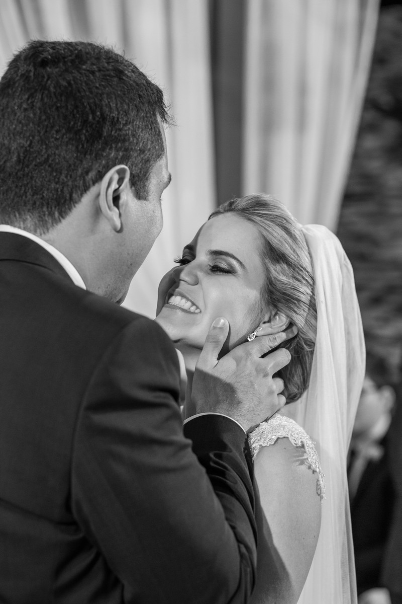 Noivos se olhando após o beijo na cerimônia do casamento