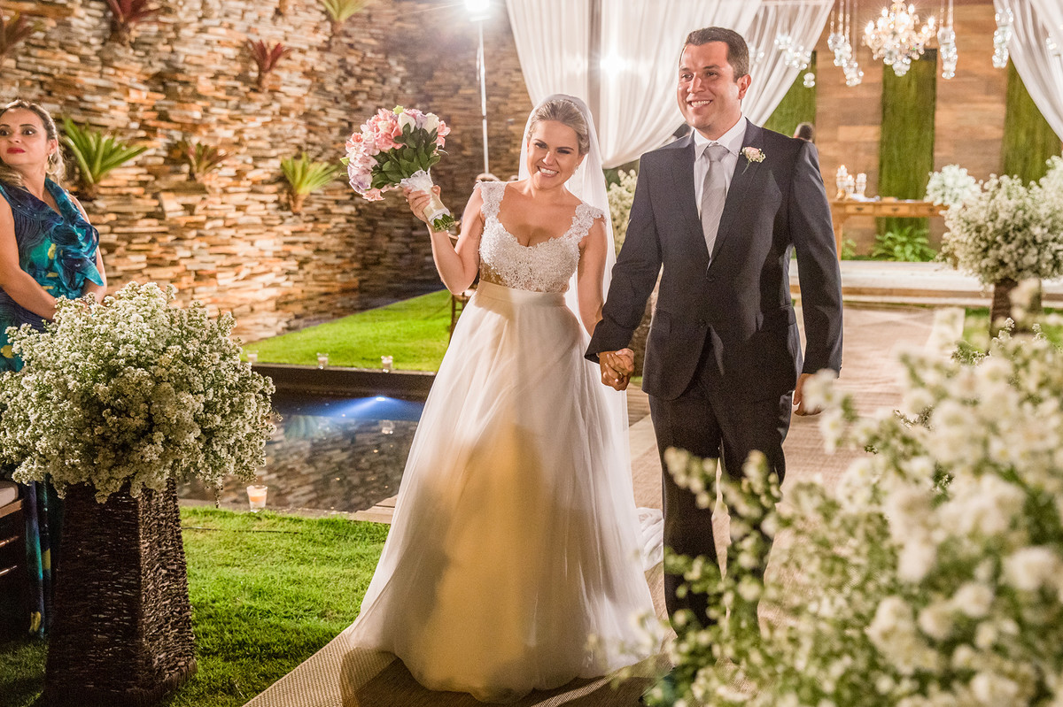 Saída dos noivos da cerimônia do casamento