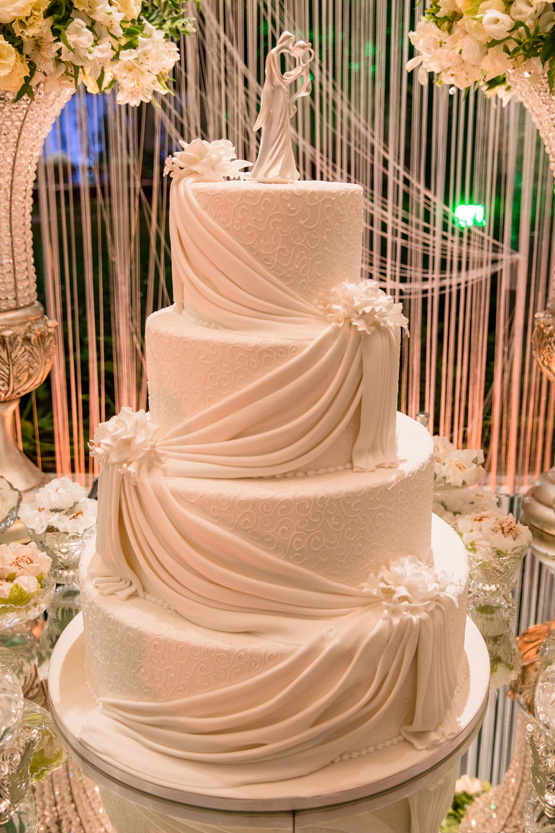 Bolo de casamento 4 andares e noivinhas