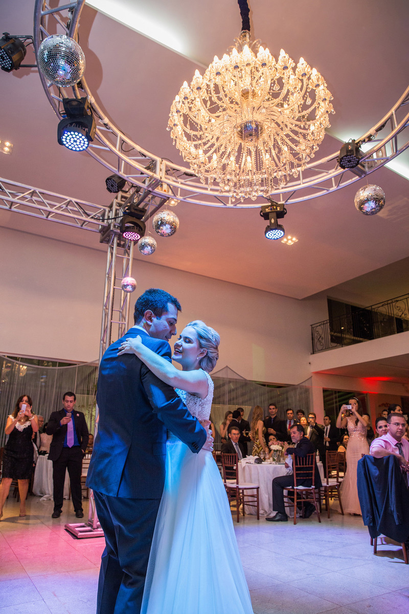 Primeira dança dos noivos na recepção do casamento