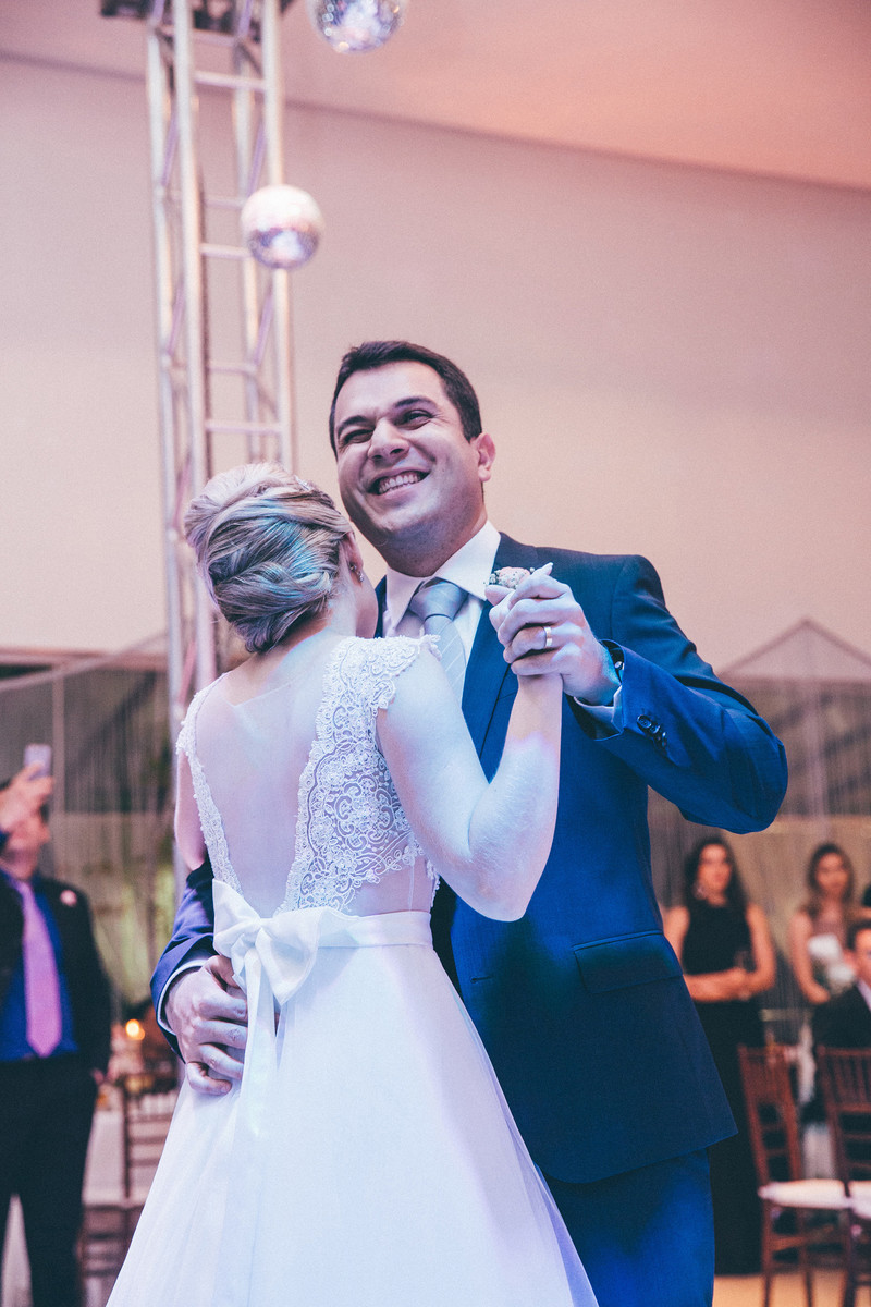 Primeira dança dos noivos na recepção do casamento