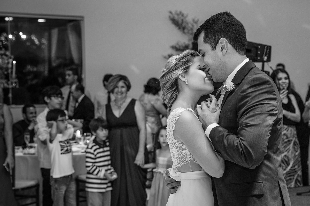 Primeira dança dos noivos na recepção do casamento