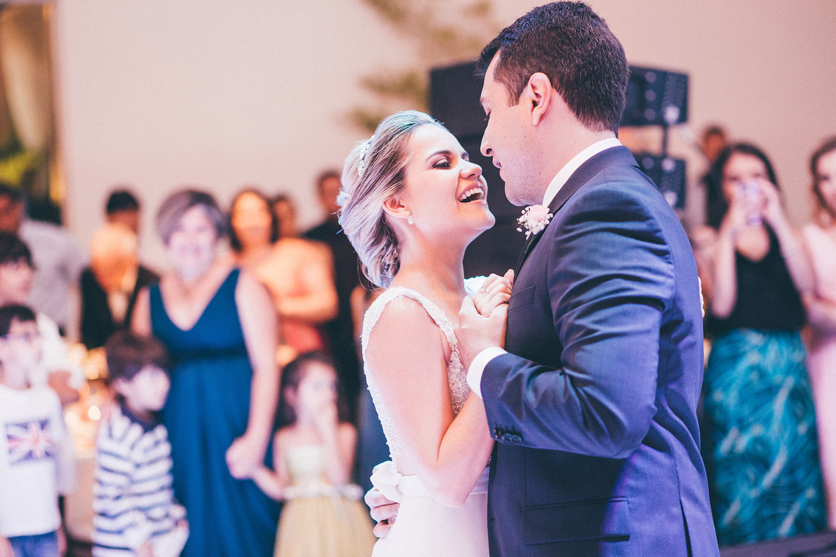 Primeira dança dos noivos na recepção do casamento