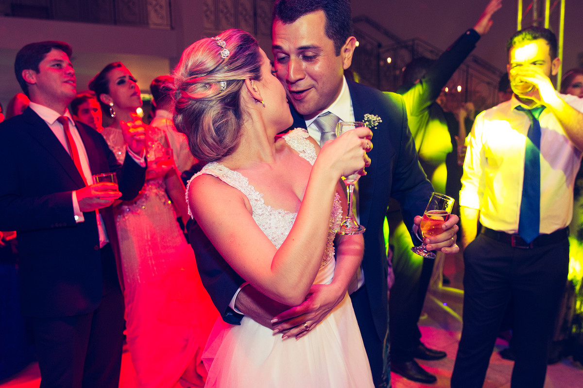 Noivos dançando na recepção do casamento