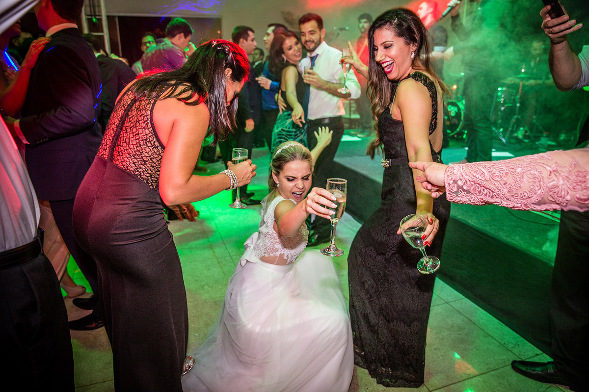Noiva dançando até o chão na recepção do casamento