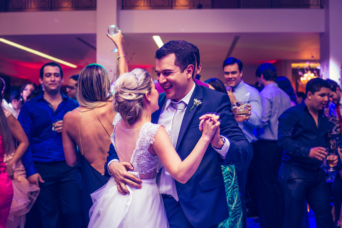Noivos dançando na recepção do casamento