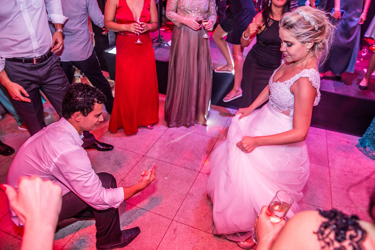 Noiva dançando na recepção do casamento