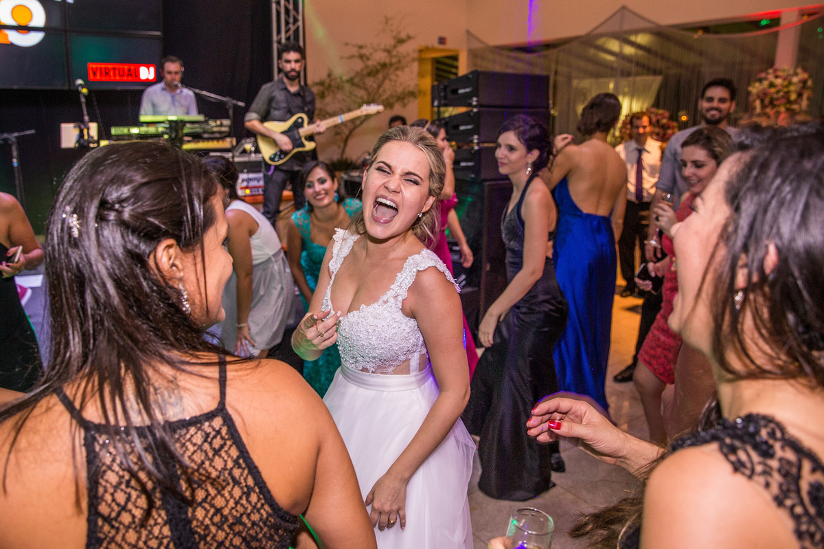 Noiva fazendo careta na recepção do casamento