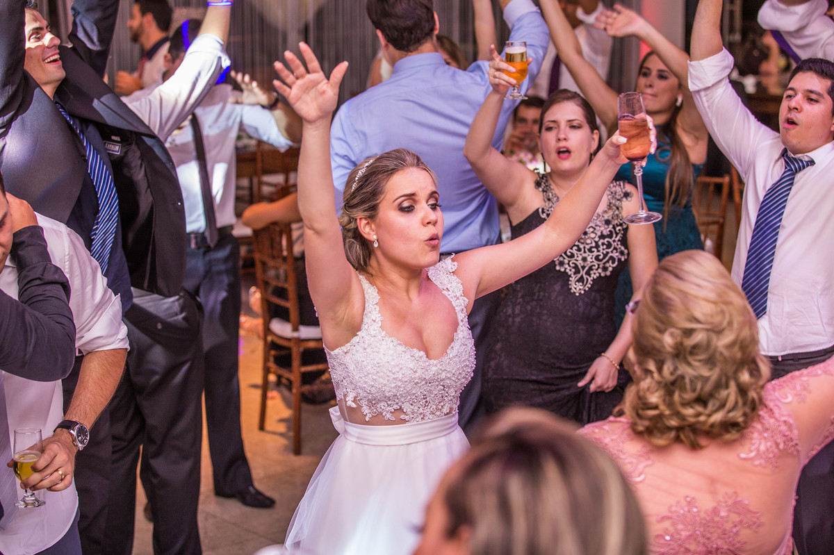 Noiva dançando na recepção do casamento