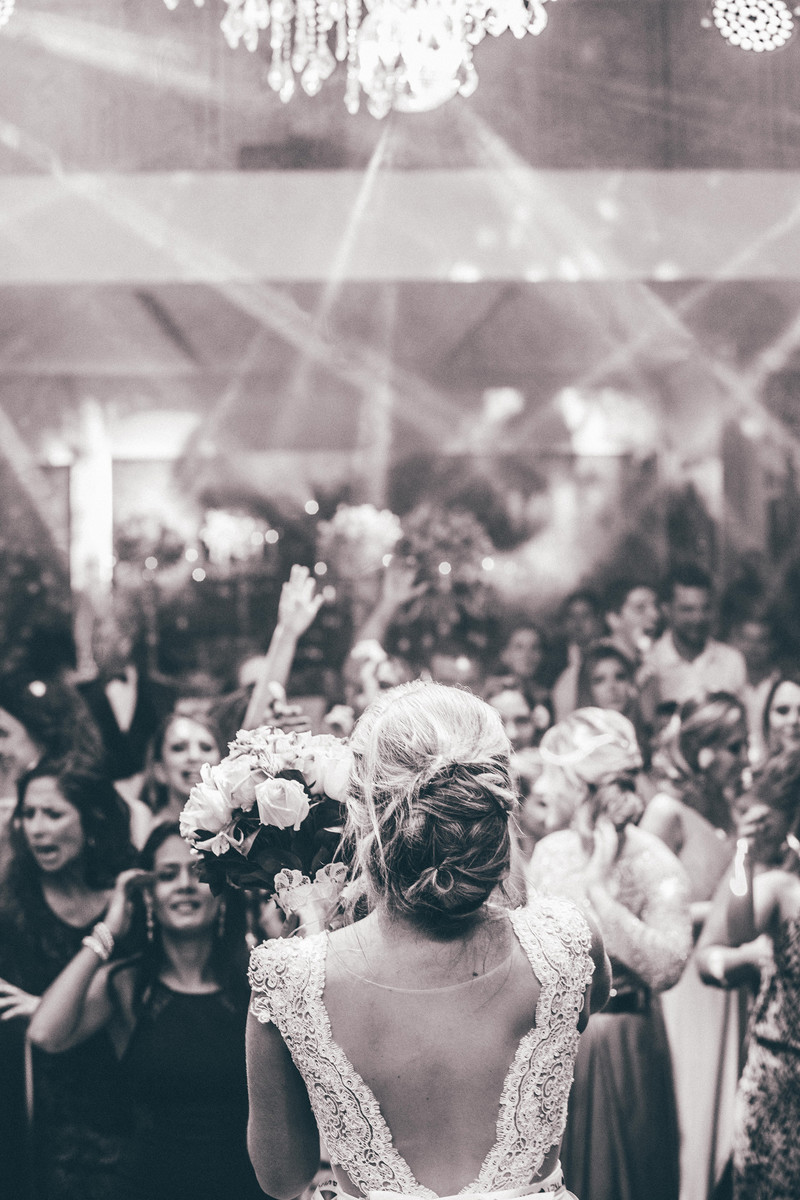 Noiva preparando para jogar o buquê na recepção do casamento