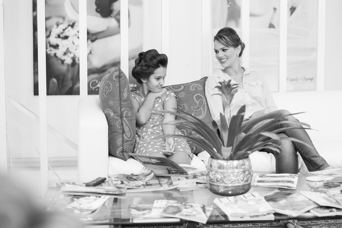 Filha da noiva e madrinha no making of da noiva