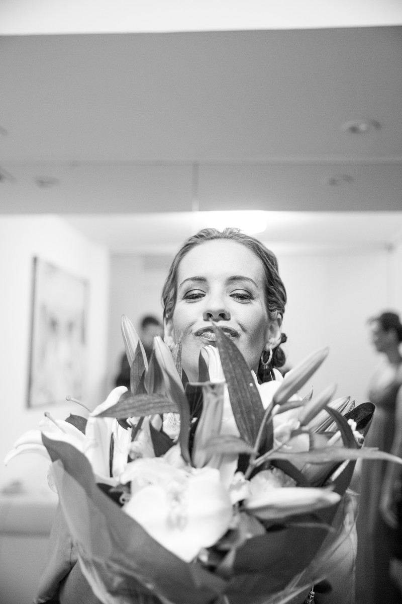 Noiva recebe flores do noivo antes do casamento no making of