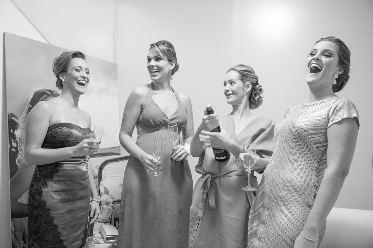 Noiva abrindo champanhe para brindar com as madrinhas no making of