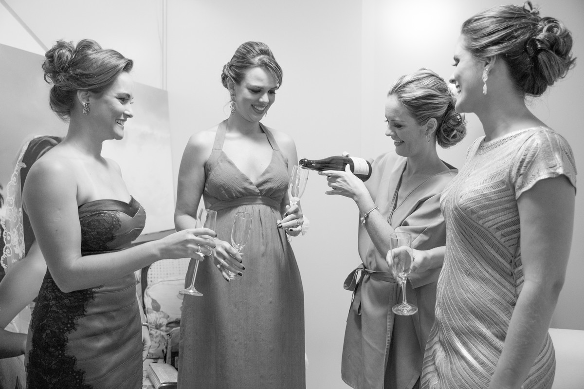 Noiva servindo champanhe para as madrinhas no making of