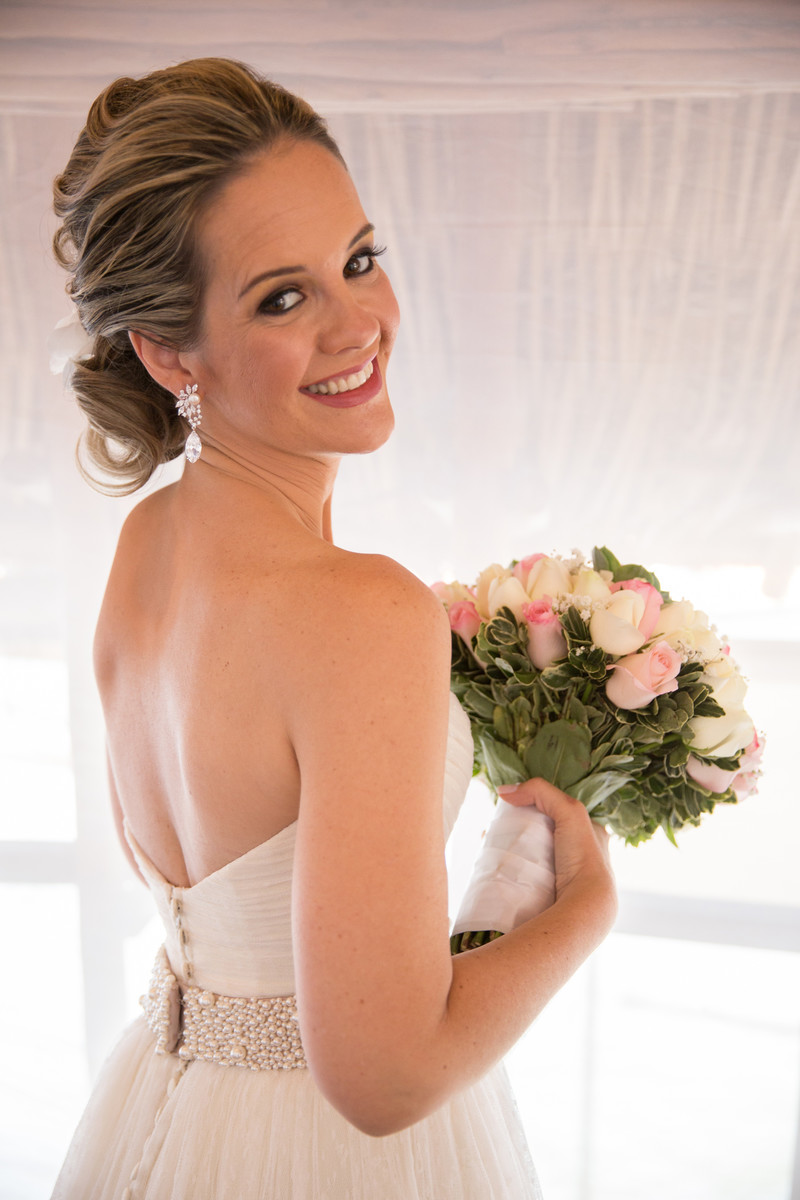 Noiva pronta com o buquê no making of