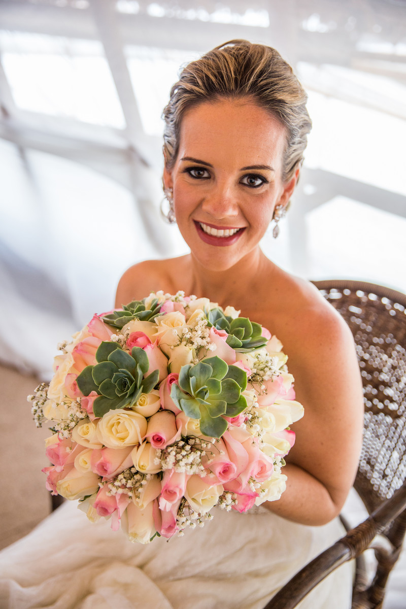 Noiva pronta com o buquê no making of