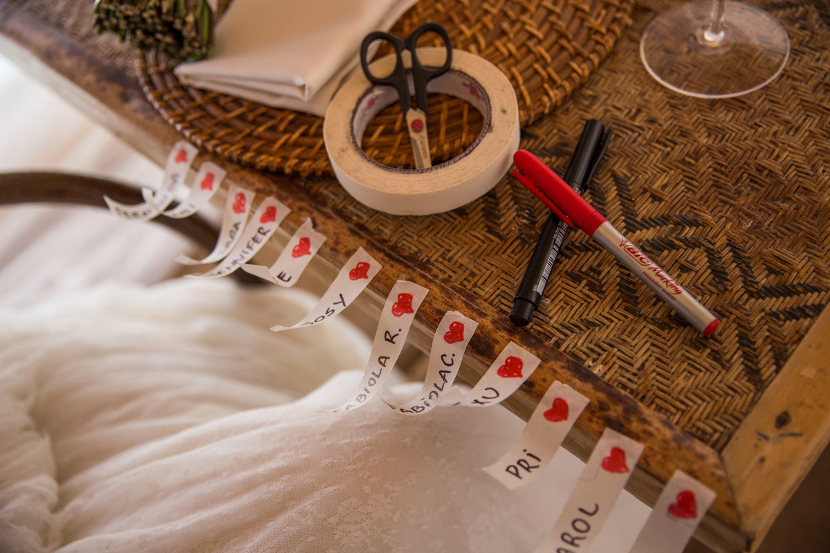 Fitas com nome das amigas solteiras pra colar na barra do vestido da noiva