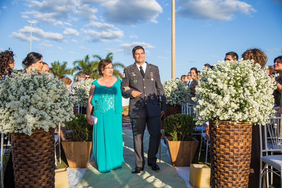 Noivo entrando na cerimônia do casamento