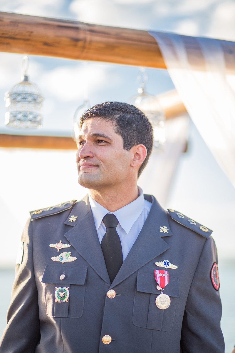 Noivo aguardando a noiva na cerimônia do casamento