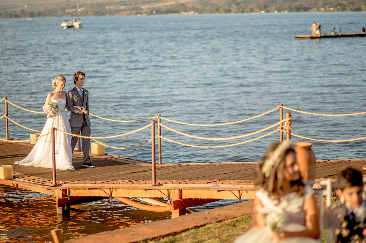 Noiva entrando com o filho na cerimônia do casamento