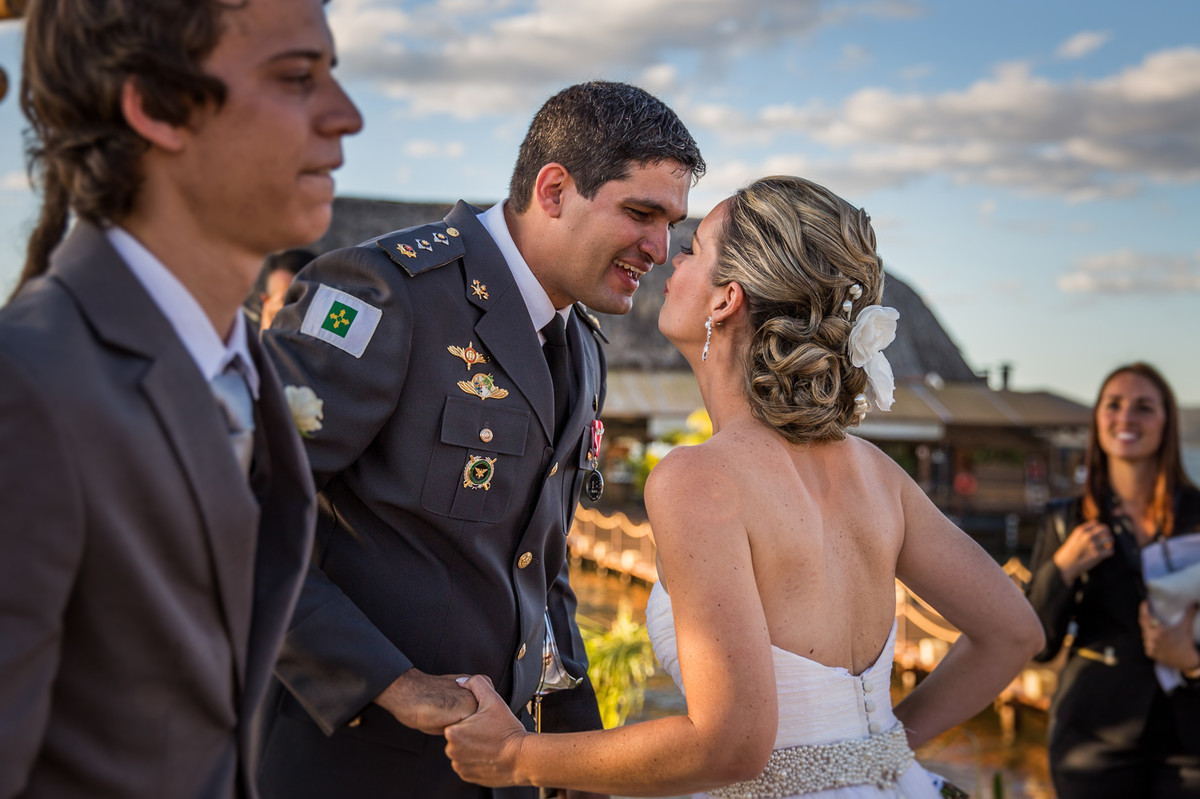 Noivo recebendo a noiva na cerimônia do casamento