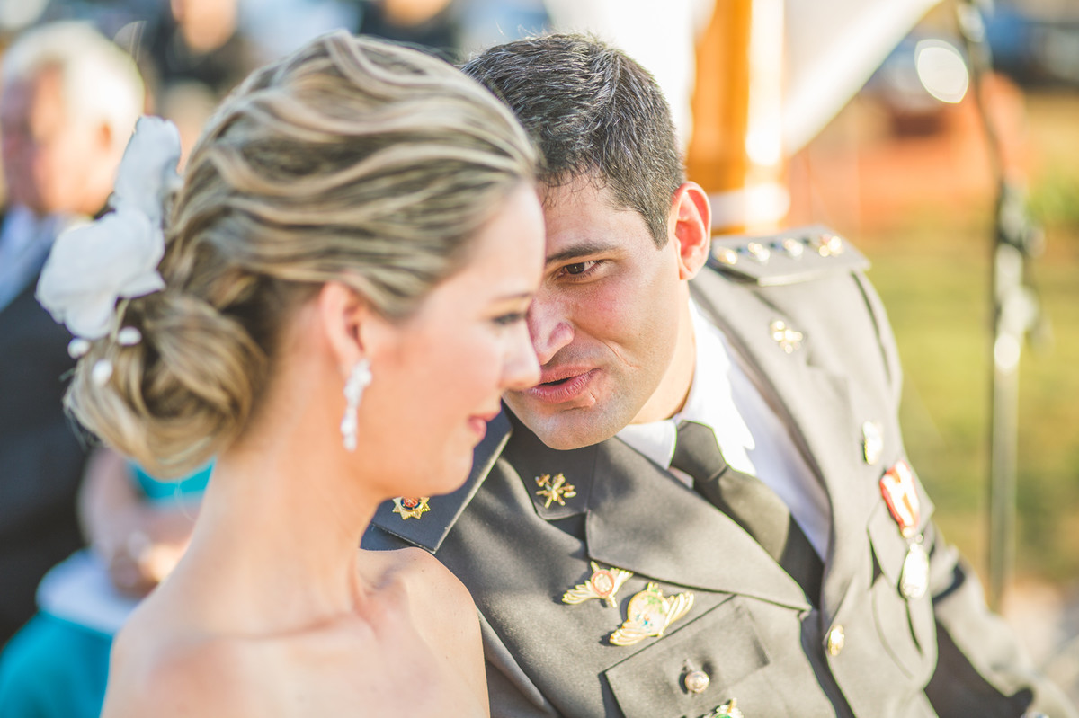 Noivo falando com a noiva na cerimônia do casamento