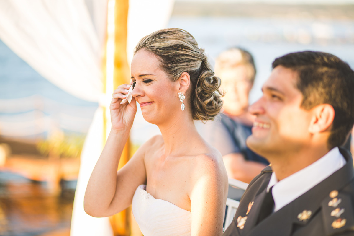 Noiva emocionada na cerimônia do casamento