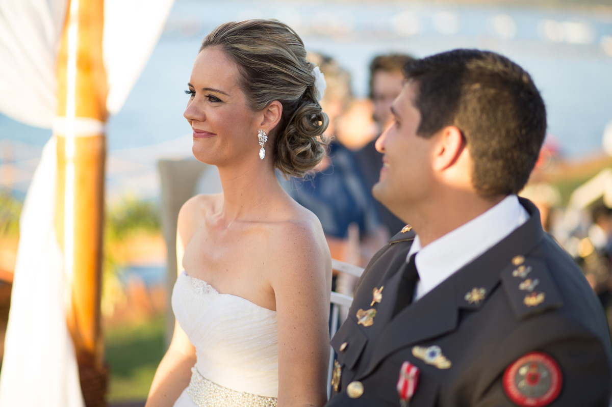 Noiva sorrindo na cerimônia do casamento