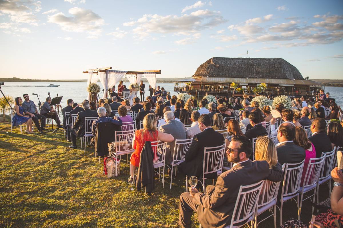 Cerimônia de casamento na beira do lado no pôr do sol