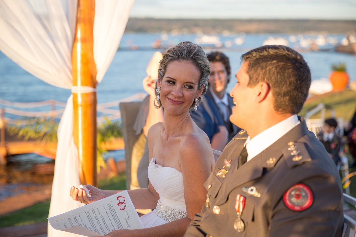 Noiva sorrindo para o noivo na cetimônia do casamento