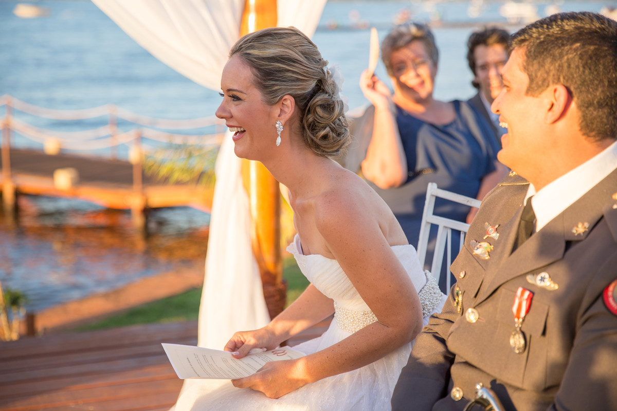 Noiva sorrindo na cerimônia do casamento