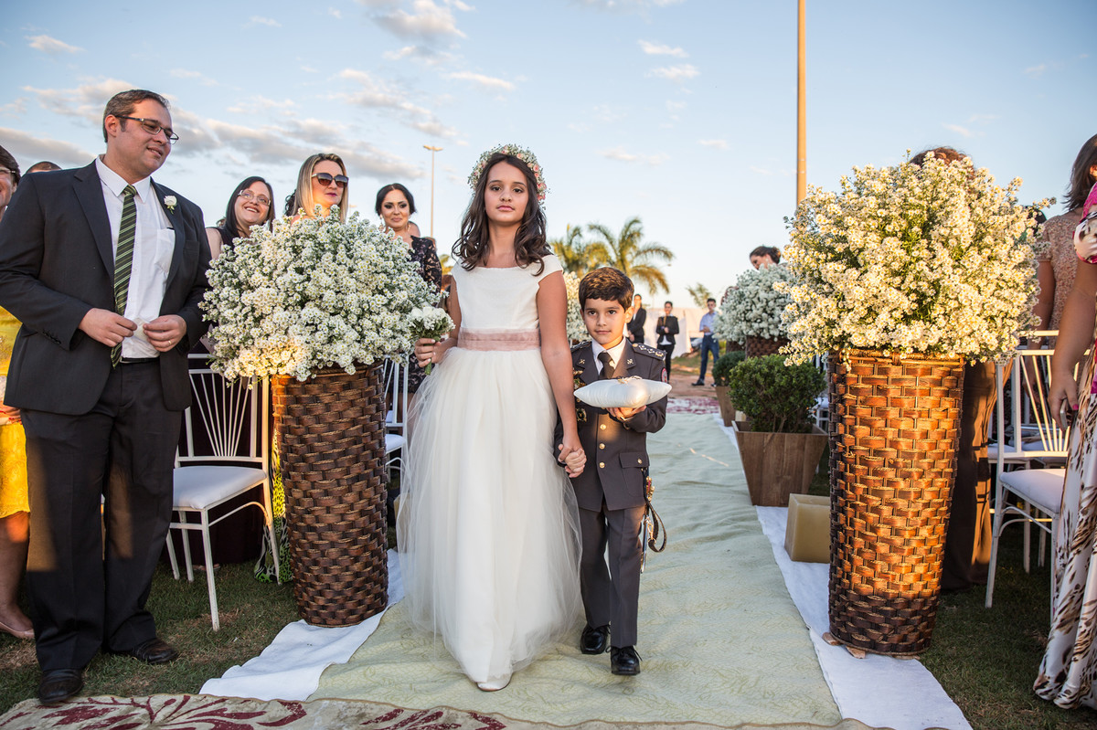 Filhos dos noivos entrando com as alianças na cerimônia do casamento