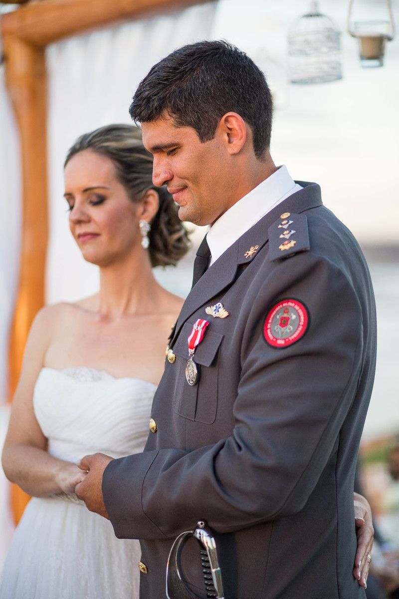 Noivos de olhos fechados na cerimônia do casamento