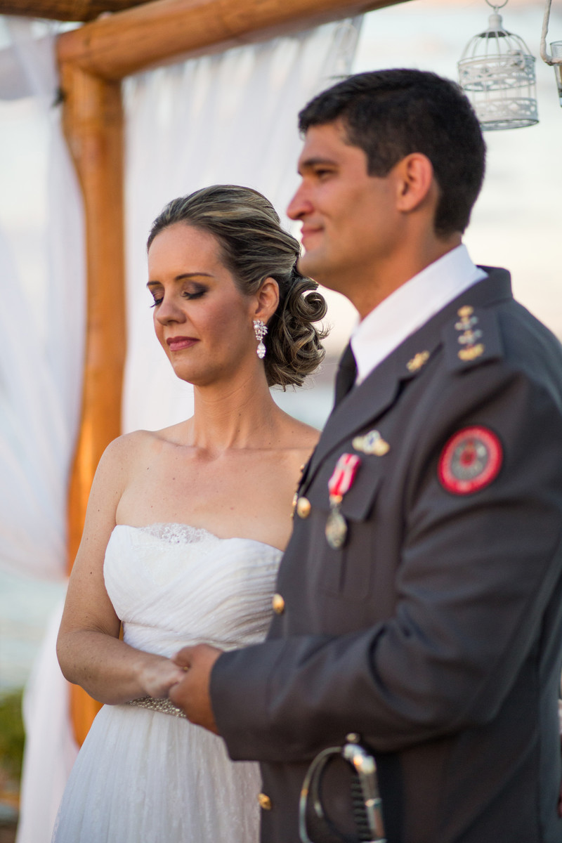Noivos de olhos fechados na cerimônia do casamento