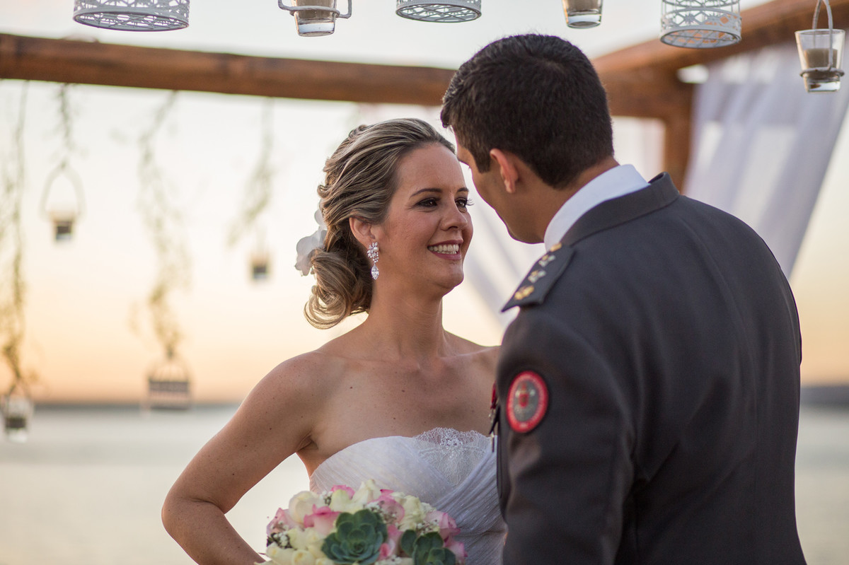 Noivos se olhando no final da cerimônia do casamento