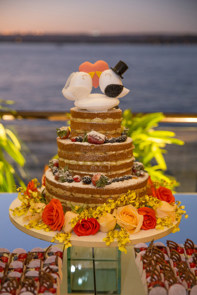 Nade cake de casamento com topo de bolo pombinhos