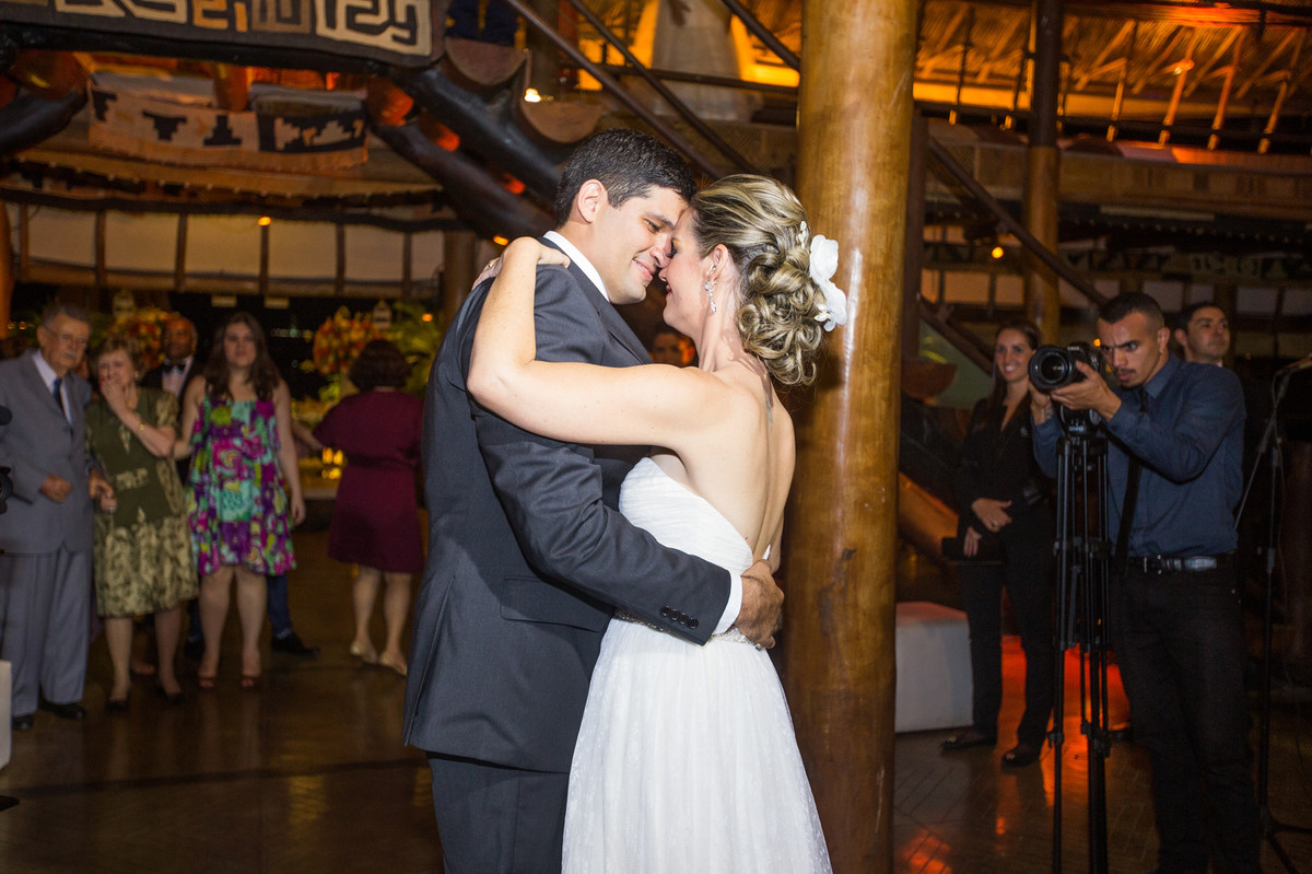 Primeira dança dos noivos na recepção do casamento