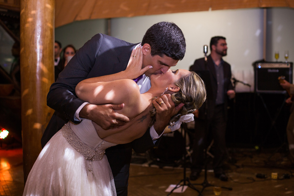 Noivasse beijando na recepção do casamento