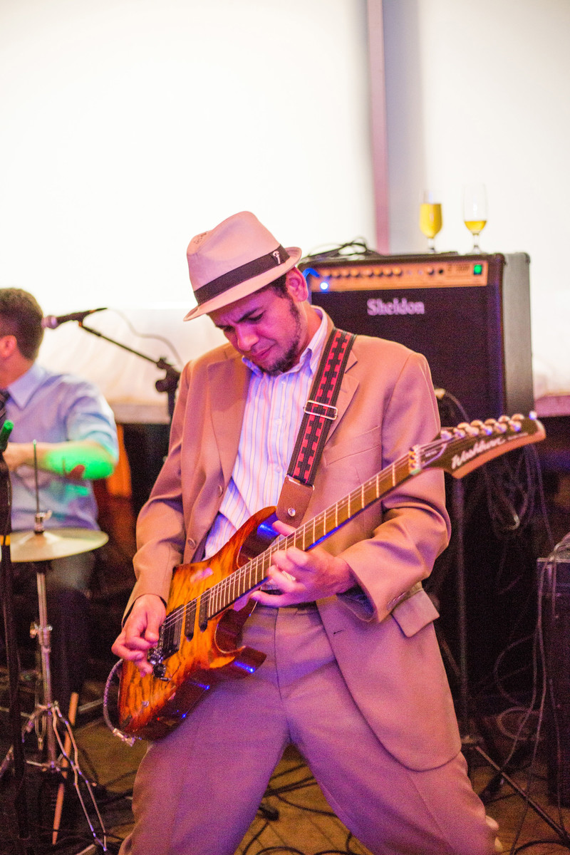 Guitarrista da banda na recepção do casamento