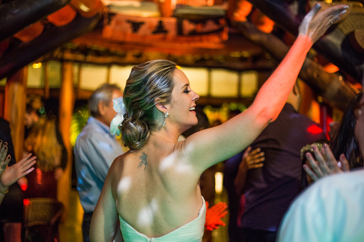 Noiva na pista de dança na recepção do casamento