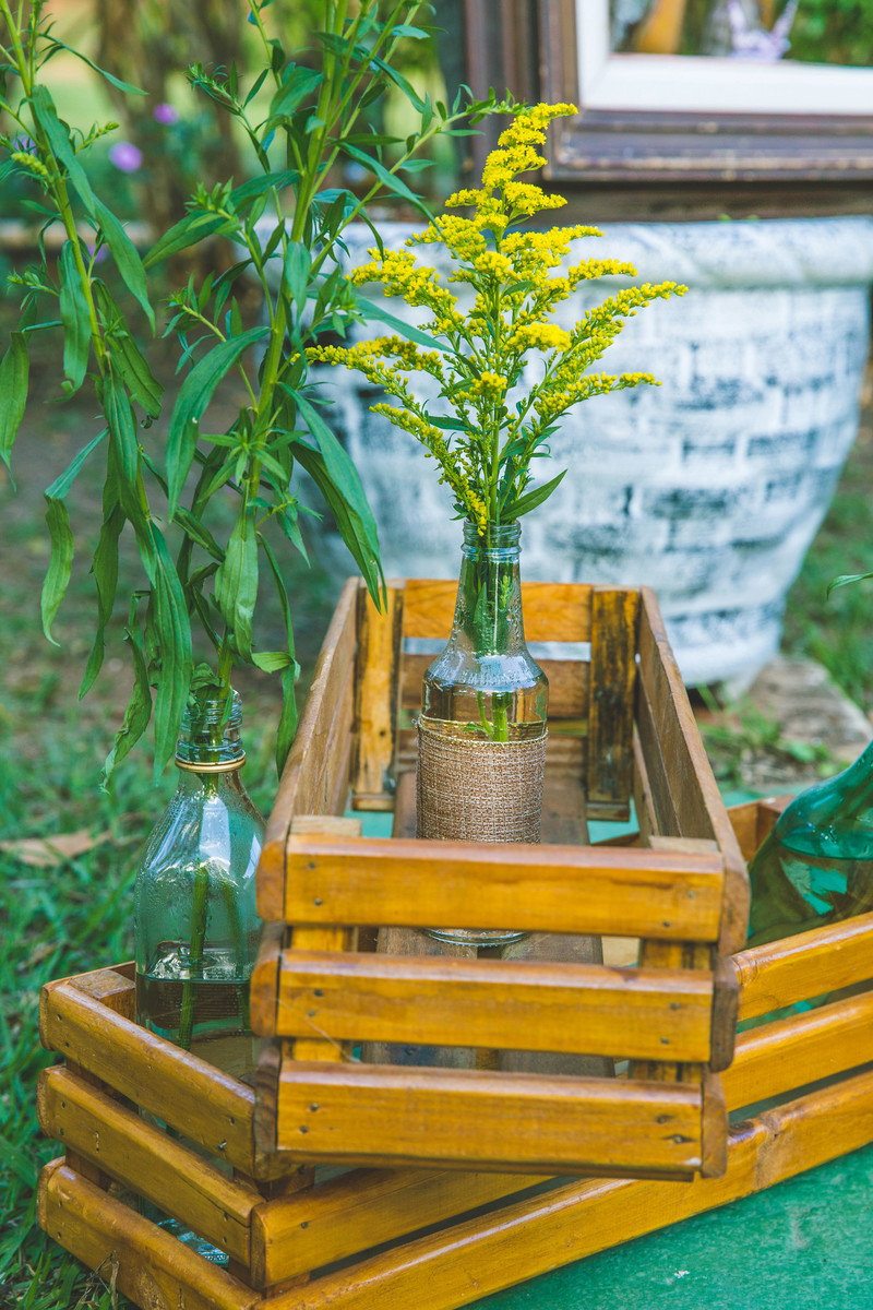 Decoração  de casamento com garrafas de vidro e caixotes