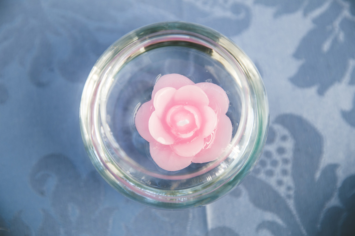 Vela de flor da mesa dos convidados