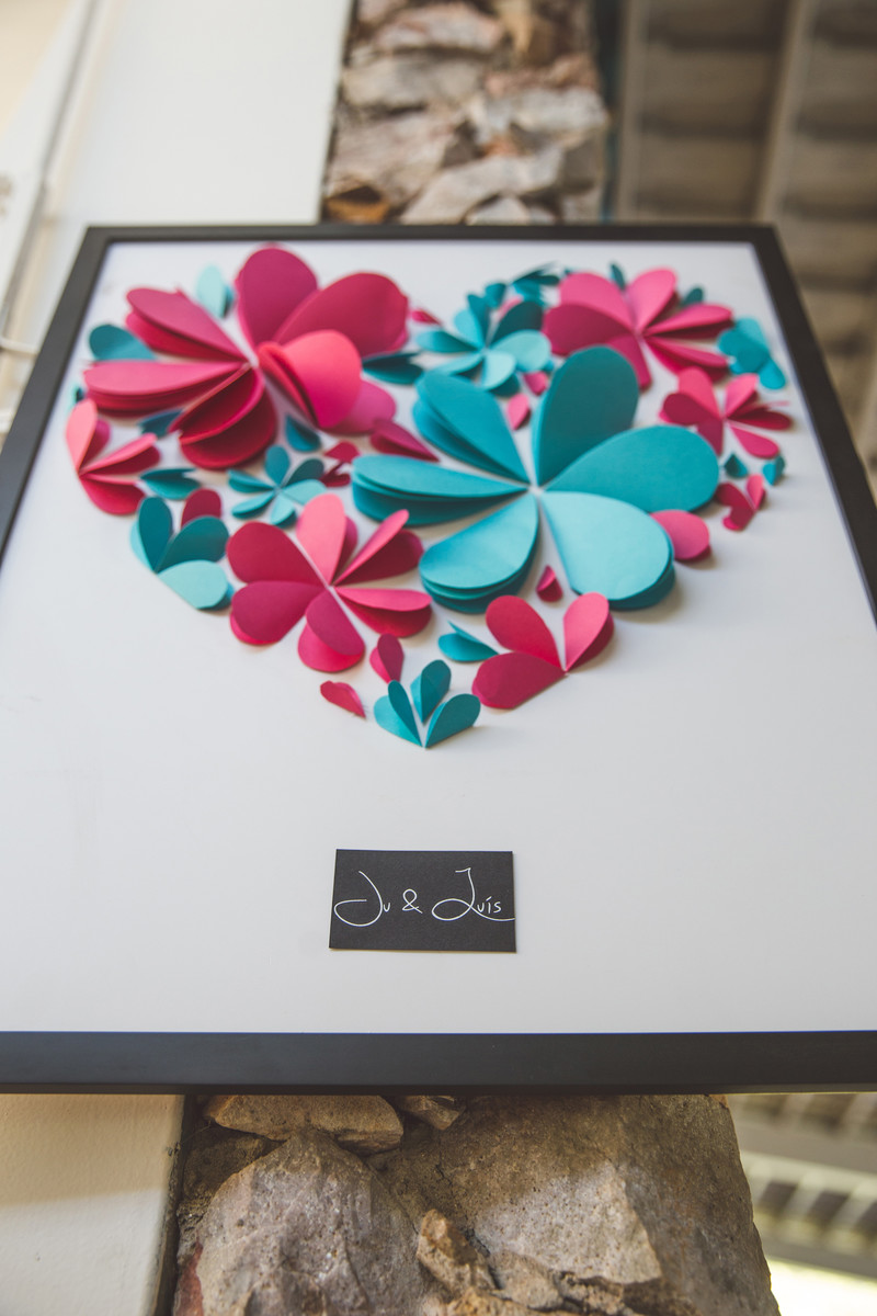 Quadro de assinaturas de casamento em formato de coração feito com dobraduras