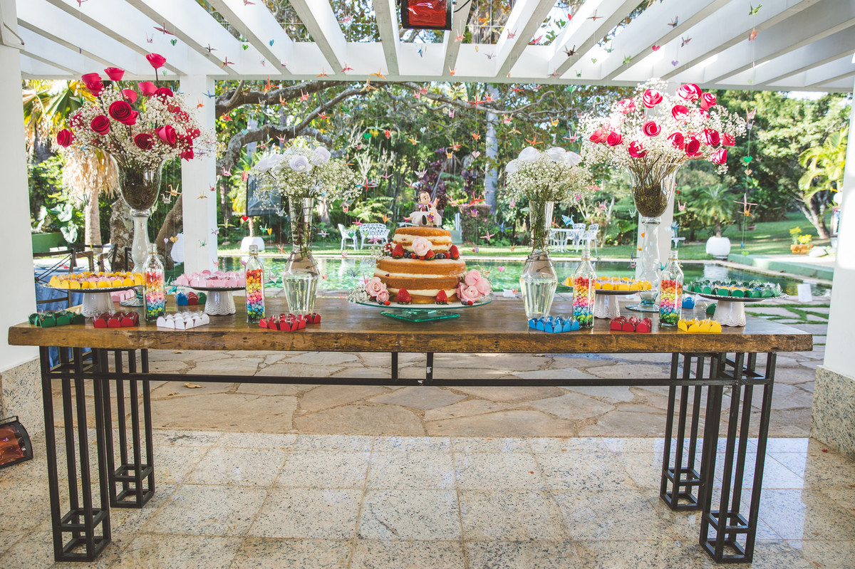 Mesa do bolo de casamento rústica