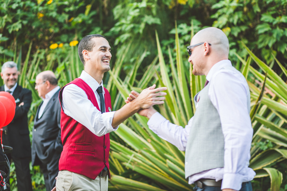 Noivo cumprimentando padrinho na cerimônia do casamento